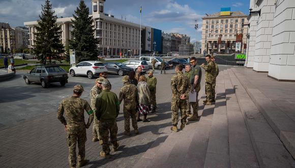 Kiev se recupera. Aquí un grupo de militares resguardan la ciudad. EFE