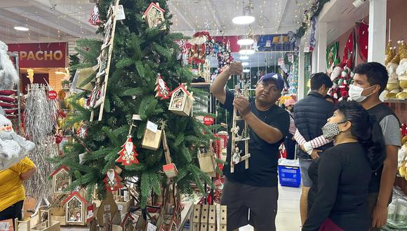 Tiendas de Mesa Redonda rematan productos de fiestas de fin de año. (Foto: GEC)
