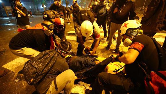 Uno de los manifestantes siendo atendido por personal médico voluntario durante marcha contra régimen de Manuel Merino. (Foto: César Campos / GEC)