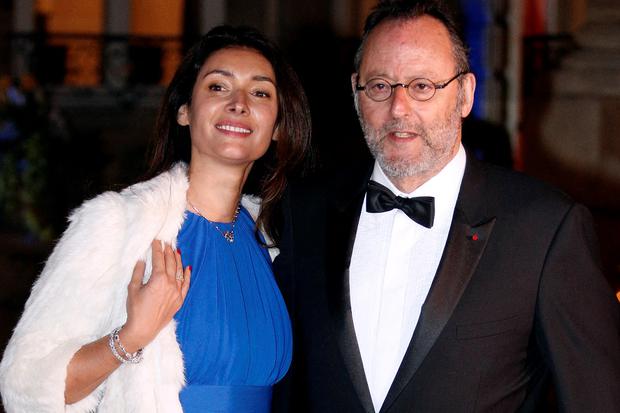 Jean Reno i jego żona, aktorka Zofia Boroca, przyjeżdżają do ambasady brytyjskiej w Paryżu na kolację z okazji wizyty brytyjskiego księcia i jego żony, 17 marca 2017 r. (fot. Geoffroy Van Der Hasselt/AFP)