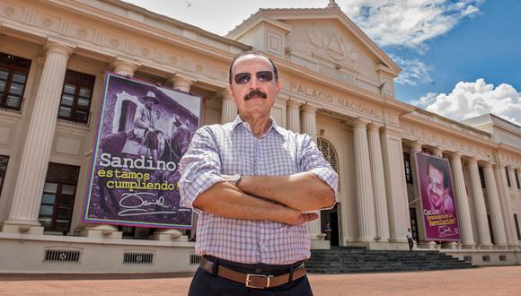 El general retirado del ejército nicaragüense Hugo Torres, ex miembro del Movimiento de Renovación Sandinista y actual miembro del partido Unamos, posa frente al Palacio Nacional en Managua el 3 de octubre de 2017. (Foto: Óscar NAVARRETE / AFP).