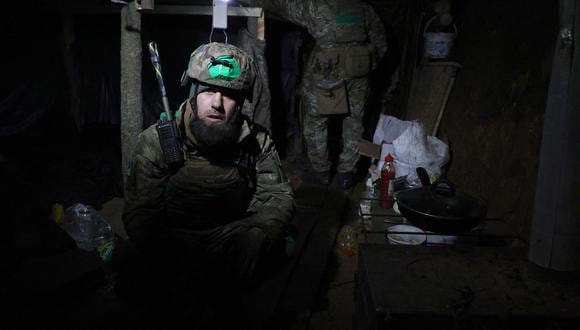 Un soldado ucraniano descansa en un refugio en la línea del frente cerca de Bakhmut, región de Donetsk, el 21 de febrero de 2023, en medio de la invasión rusa de Ucrania. (Foto de Anatolii Stepanov / AFP)