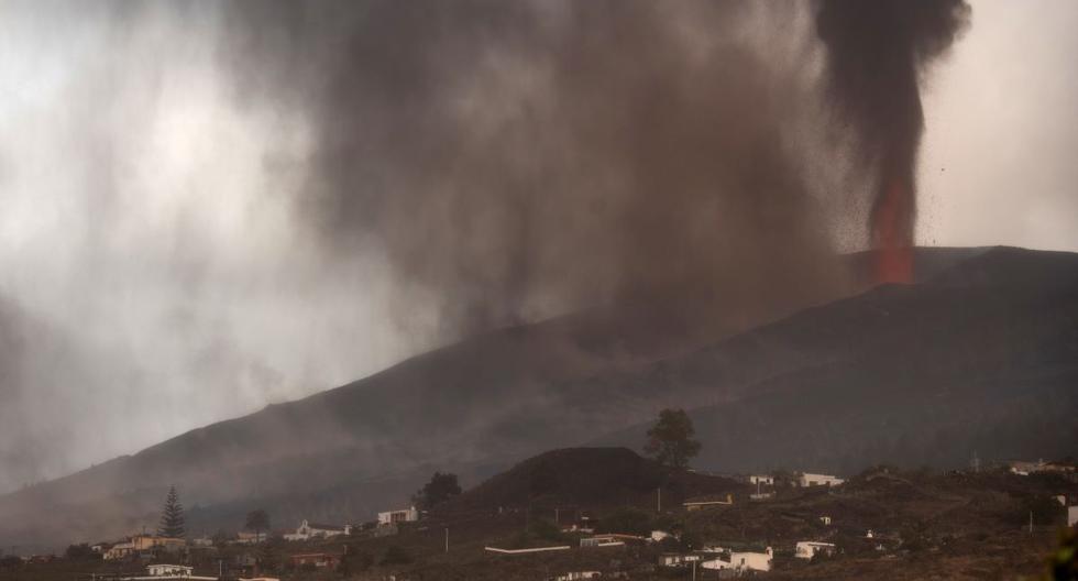 El volcán Cumbre Vieja arroja gas, ceniza y lava sobre el valle de Aridane, en la isla canaria de La Palma, el 22 de septiembre de 2021. (DESIREE MARTIN / AFP).