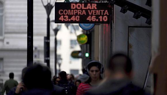 Hoy el dólar cedió 0,55% a 45,35 pesos argentinos en el mercado informal este miércoles. (Foto: AP)