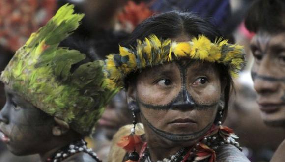 En esta imagen del 4 de junio de 2013, miembros de la tribu indígena Munduruku acuden a una reunión con el gobierno en el palacio presidencial de Planalto, en Brasilia, Brasil. (Foto: AP Foto/Eraldo Peres, Archivo)