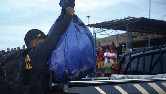 Un oficial de la Policía Federal carga un camión con artículos encontrados durante la búsqueda del experto indígena Bruno Pereira y el periodista británico independiente Dom Phillips en Atalaia do Norte, estado de Amazonas, Brasil.