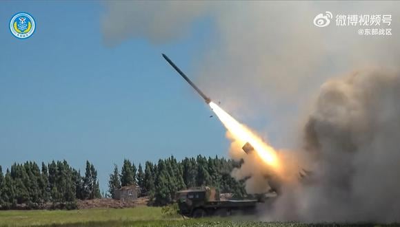 Esta imagen muestra un misil disparado durante un ejercicio militar en China el 4 de agosto del 2022. (Foto: AFP)