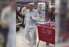 Anciano bailarín sorprendió a todos los presentes de un supermercado