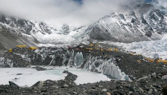 Nepal prohíbe las escaladas al Everest en lo que resta del año