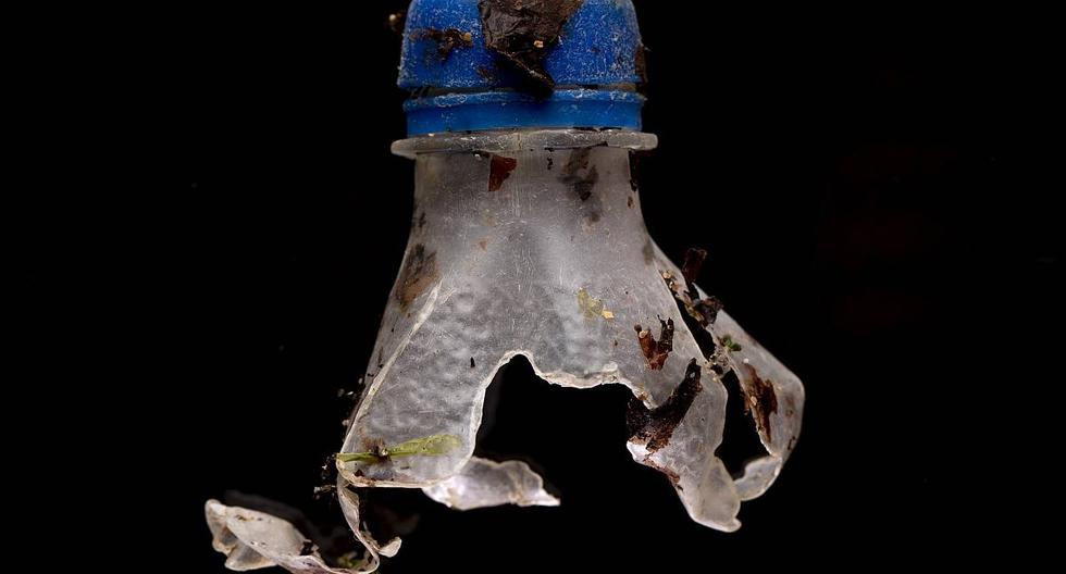 Los microplásticos son partículas de polímeros sintéticos que llegan de dos fuentes: pueden fabricarse como tal para una infinidad de productos o ser resultado de la degradación del plástico. (Foto: Dan Kitwood/Getty Images) | Referencial