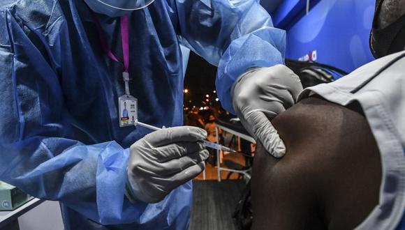 Un hombre es inoculado con la vacuna Moderna contra el COVID-19 en un parque de Medellín, Colombia. (Foto: JOAQUIN SARMIENTO / AFP).