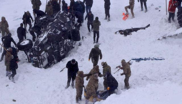 Las víctimas trabajaban para encontrar supervivientes de una avalancha que se produjo en este mismo lugar el martes y en la que quedó sepultado un minibús.  Cinco personas murieron y ocho resultaron heridas en este primer drama. (EFE).