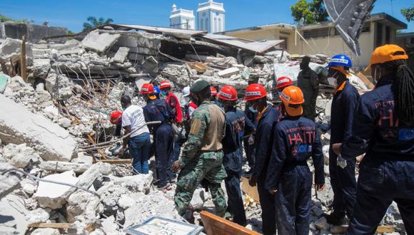 Miembros de un equipo de rescate y protección limpian los escombros de una casa después de un terremoto de magnitud 7.2 en Les Cayes, Haití. (Foto: REUTERS / Ralph Tedy Erol).