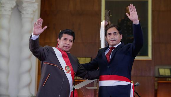 Pedro Castillo y su nuevo ministro, Nicolás Bustamante. Foto: Presidencia
