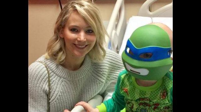 Jennifer Lawrence visitó a niños en hospital por Navidad - 1