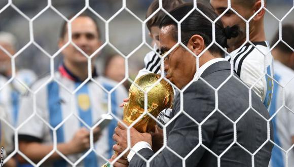 Salt Bae besó el trofeo de la Copa Mundial. (GETTY IMAGES)