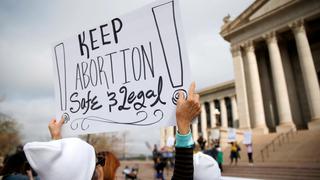 Prohibido en casi todos los casos: Oklahoma aprueba el veto al aborto más restrictivo de EE.UU.