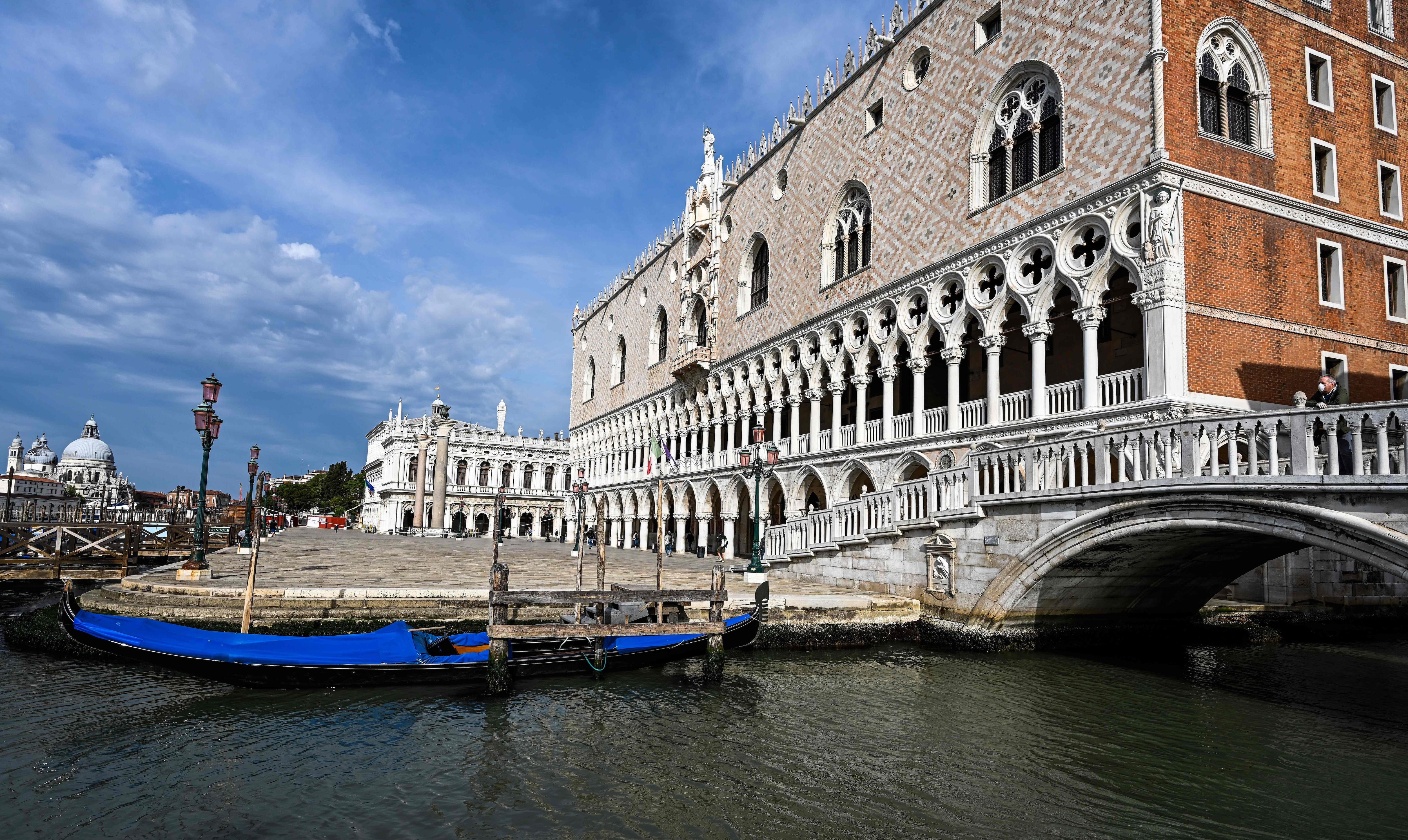 Una góndola amarrada cerca del Ponte della Pagli en Venecia, ciudad turística italiana seriamente afectada por la pandemia de coronavirus. (AFP / Vincenzo PINTO).