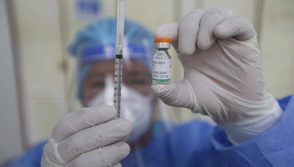 Aplicación de la primera dosis de la vacuna de Sinopharm contra el COVID-19 a doctores y enfermeros en el Hospital ALberto Sabogal del Callao. (Foto: Francisco Neyra / GEC)