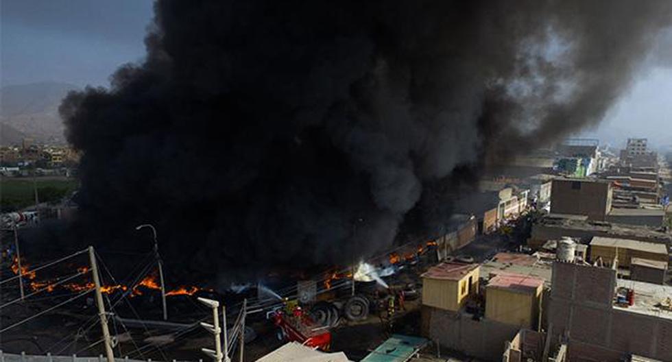 Lima. Distritos de Los Olivos, Comas y Puente Piedra en emergencia ambiental por incendio en almacén de llantas. (Foto: Agencia Andina)