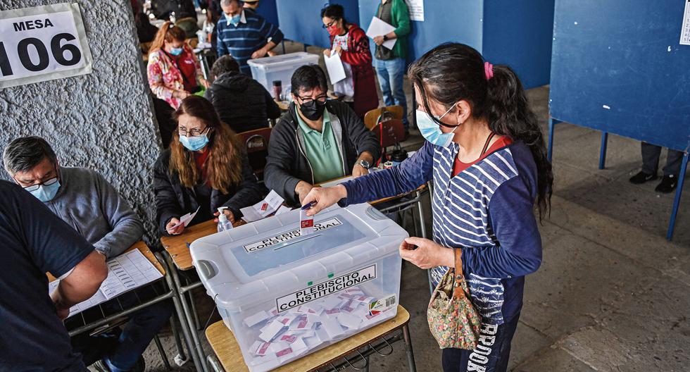 Los chilenos rechazaron en setiembre del 2022 la primera propuesta de la nueva Carta Magna para el país. (Foto: AFP)