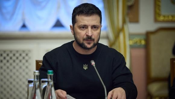 Esta fotografía tomada y publicada por el servicio de prensa presidencial de Ucrania el 21 de marzo de 2023 muestra al presidente ucraniano Volodymyr Zelensky durante una reunión con el primer ministro de Japón en el Palacio Mariinsky en Kiev. (Foto de Handout / SERVICIO DE PRENSA PRESIDENCIAL DE UCRANIA / AFP)