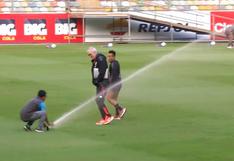 !Cuidado, ‘profe’! Jorge Fossati pasa susto con sistema de riego del Estadio Monumental | VIDEO