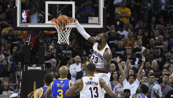 LeBron James tuvo una gran noche y ayudó a que los Cleveland Cavaliers se impongan 137-116 a los Golden State Warriors. (Foto: AFP)