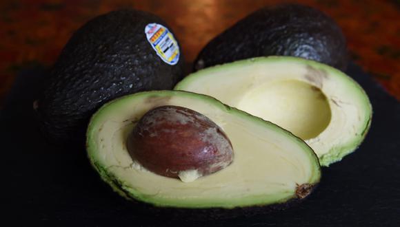 Especialistas peruanos están trabajando con pepas y cáscaras de palta en la producción de bioplástico. (Foto: AFP / MARK RALSTON)