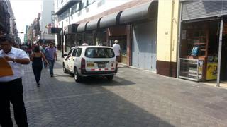 Taxi invade vía peatonal del centro de Lima