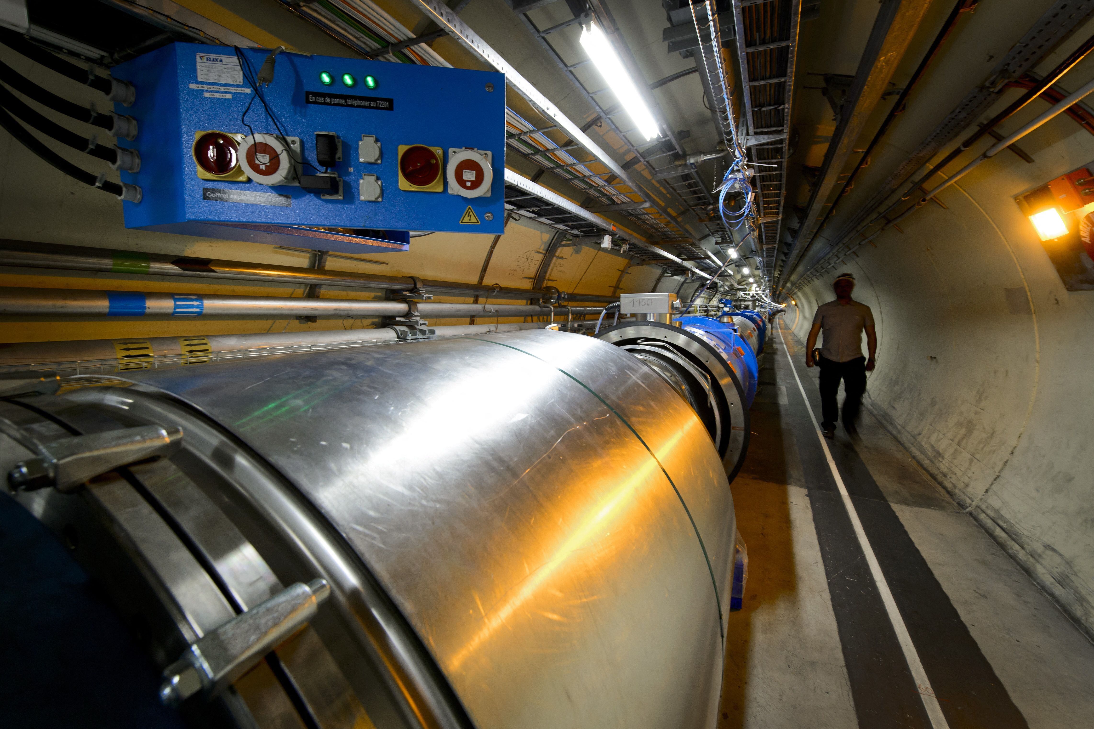Este es el túnel conocido como Gran Colisionador de Hadrones (LHC), que se encuentra bajo tierra, en la frontera entre Francia y Suiza. Fue usado para detectar el bosón de Higgs. (Foto: AFP)
