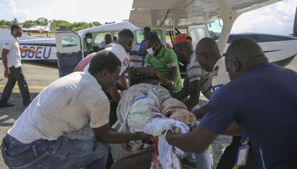 Una mujer herida en el terremoto es trasladada a un avión para volar a Puerto Príncipe, en Les Cayes, Haití. (Foto: AP / Joseph Odelyn).