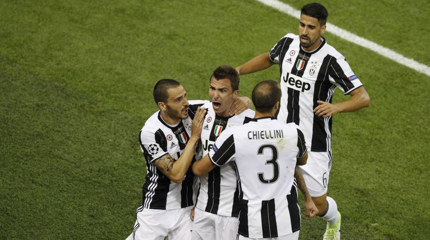 Chiellini, Bonucci y Khedira celebran con él. (Foto: Agencias)