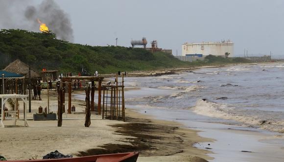 Vista general después de un derrame de petróleo en la refinería El Palito en la costa de Puerto Cabello, estado Carabobo, Venezuela, el 27 de diciembre de 2023. (Foto de Juan Carlos HERNANDEZ / AFP)