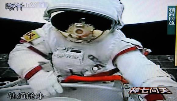 Un 27 de septiembre del 2008, el astronauta Zhai Zhigang, comandante de la misión “Shenzhou VII”, convierte a China en el tercer país en efectuar un “paseo espacial”. (STR / CCTV / AFP).