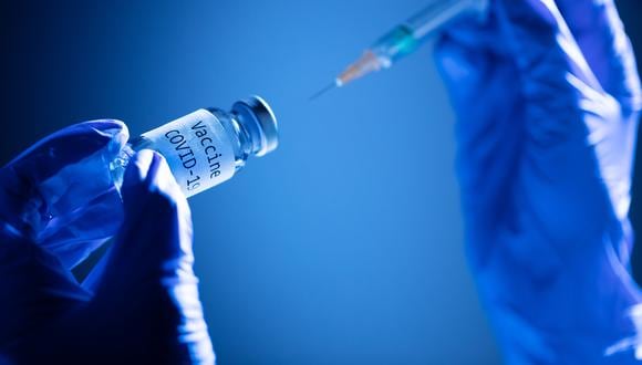 Esta imagen referencial tomada el 17 de noviembre de 2020 muestra un frasco que dice "Vacuna Covid-19". (JOEL SAGET / AFP).