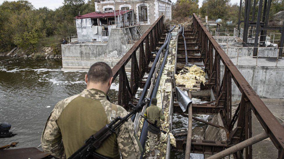 Most of the bridges across the Dnipro River have been destroyed by Ukrainian missiles.  (GETTY IMAGES)
