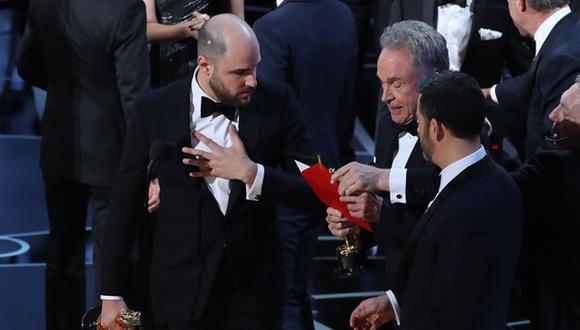 Warren Beatty en el momento preciso en que se da cuenta del error cometido en la ceremonia del Oscar 2017. (Foto: Reuters)