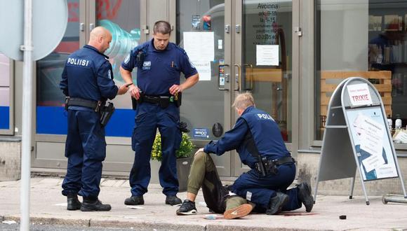Terrorismo en Finlandia. El atacante fue reducido por la policía tras recibir un disparo en la pierna. (AFP)