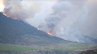 Militares listos para evacuar ciudades amenazadas por incendios en oeste de Canadá