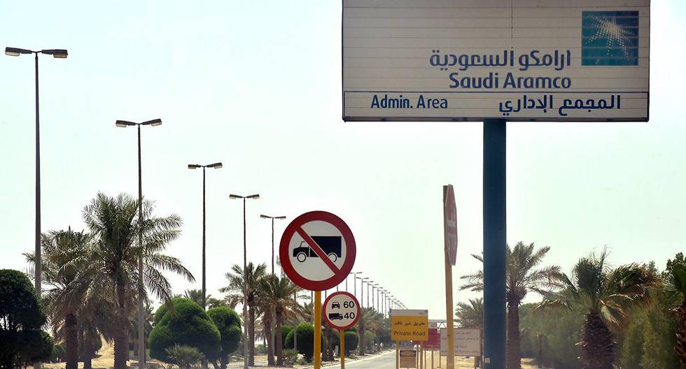 Entrada a la instalación petrolera de Aramco. Rebeldes hutíes atacaron el sábado dos plantas propiedad del gigante estatal Aramco en el este de Arabia Saudita. (Foto: AFP)