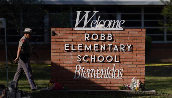 Un oficial de policía camina afuera de la Escuela Primaria Robb en Uvalde, Texas, el 25 de mayo de 2022, un día después del tiroteo que dejó 21 muertos. (Allison Dinner / AFP).