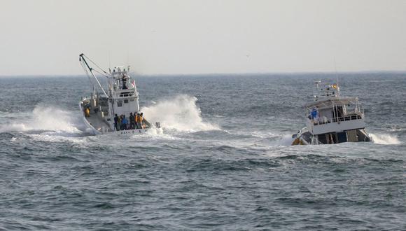 Los barcos de pesca realizan una operación de búsqueda de personas desaparecidas a bordo del barco turístico "Kazu 1", que desapareció en el Mar de Okhotsk, cerca de Shari, en Japón. (STR / JIJI PRESS / AFP).