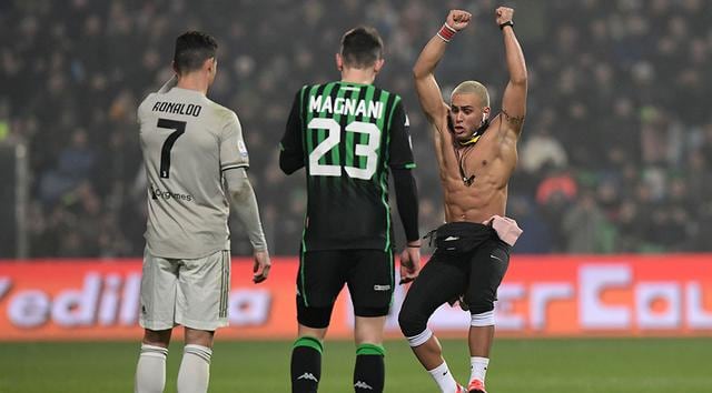Este fanático se metió a la cancha en pleno partido entre Juventus y Sassuolo para estar cerca de Cristiano Ronaldo. (Foto: AFP)