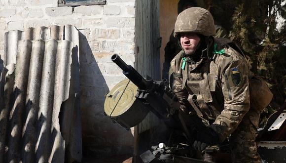 Un militar ucraniano se prepara para el combate en la ciudad de Bajmut, en la región de Donetsk, el 3 de marzo de 2023. (Foto: Anatolii Stepanov / AFP)