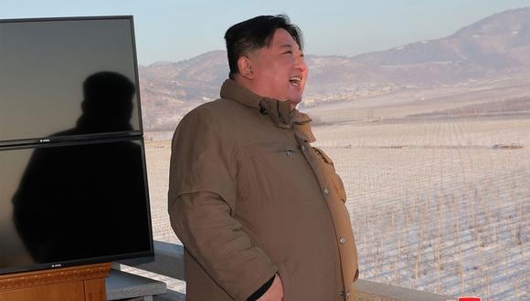 El líder norcoreano, Kim Jong Un, observa el lanzamiento de prueba de un misil balístico intercontinental (ICBM) Hwasong Pho-18 en un lugar no revelado de Corea del Norte, el 19 de diciembre de 2023. (Foto de KCNA VÍA KNS / AFP)