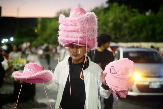 Lima, April 12, 2024 |  Citizen who took advantage of the arrival of Karol G to Lima to sell the traditional pink cowboy hats, the same ones that Giraldo Navarro usually uses in his presentations