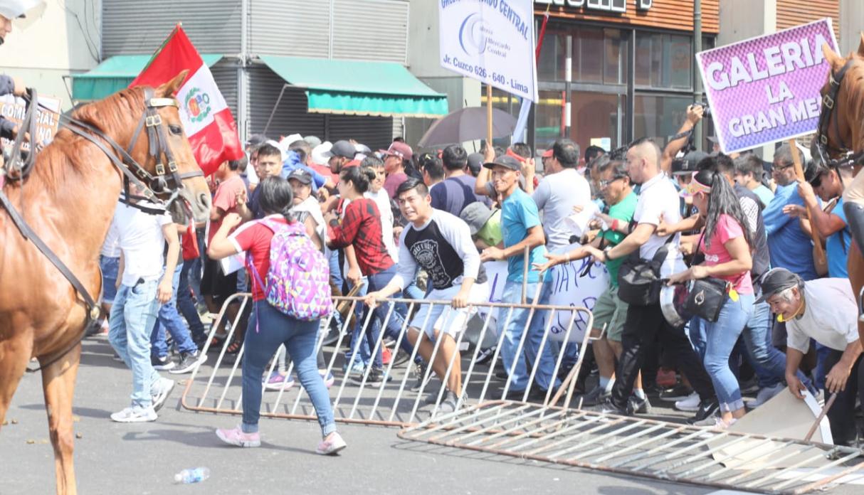 Comerciantes rechazan el cierre de la zona comercial de Gamarra y señalan que están sufriendo pérdidas económicas. (Foto: Juan Ponce / El Comercio)