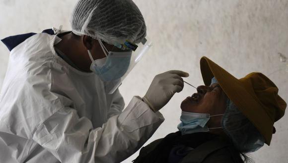 Un trabajador de la salud toma una muestra para una prueba de COVID-19 en el campo deportivo Julio Borrelli en La Paz, Bolivia. (Foto: AP / Juan Karita)