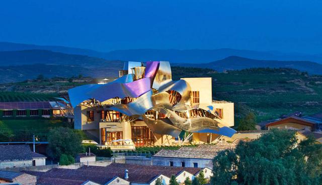 Ubicado en la localidad El Ciego, este hotel está cubierto por cascadas de titanio de colores rosa, oro y plata. (Foto: www.hotel-marquesderiscal.com)